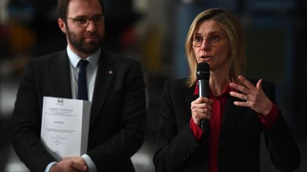 Les ministres Agnès Pannier-Runacher et Antoine Armand, le 11 avril 2023. (CHRISTOPHE ARCHAMBAULT / AFP)