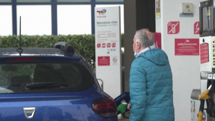 Après avoir mis fin à la remise sur le carburant, le gouvernement va verser un chèque aux automobilistes à partir du lundi 16 janvier. Deux conditions sont requises : avoir un emploi et percevoir un salaire modeste. (franceinfo)