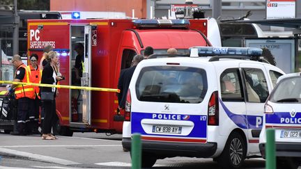 Les services d'urgence sur les lieux de l'attaque de Villeurbanne (Rhône), le 31 août 2019. (PHILIPPE DESMAZES / AFP)