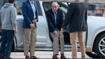 L'ancien roi d'Espagne Juan Carlos sur le tarmac de l'aéroport de Vigo (Espagne), le 19 mai 2022. (BRAIS LORENZO / AFP)