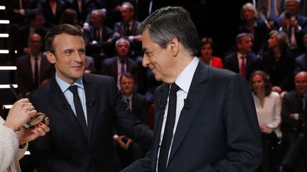 Emmanuel Macron et François Fillon se saluent avant de participer au débat organisé par TF1, le 20 mars 2017.&nbsp; (REUTERS)