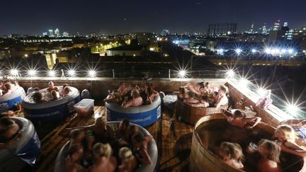 A Londres (Royaume-Uni), le cin&eacute;ma en plein air se conjugue avec un bon bain chaud &agrave; plusieurs, le 6 septembre 2012. (OLIVIA HARRIS / REUTERS)