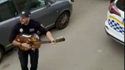 Des policiers espagnols dansent et chantent dans la rue. (CAPTURE D'ECRAN TWITTER)