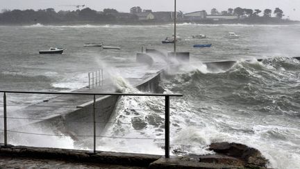 Les vagues submergent une nouvelle fois le port de Ploemeur (Morbihan), le 1er janvier 2014.&nbsp; (  MAXPPP)