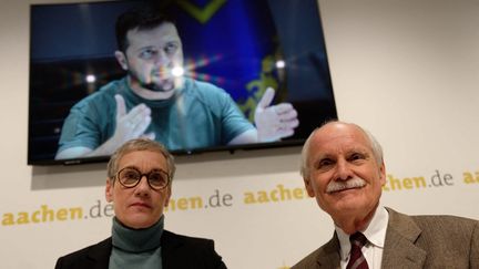 Sibylle Keupen, maire de Aachen (Allemagne), et Jorgen Linden, le président du comité du prix Charlemagne, le 16 décembre 2022. (HENNING KAISER / DPA / AFP)