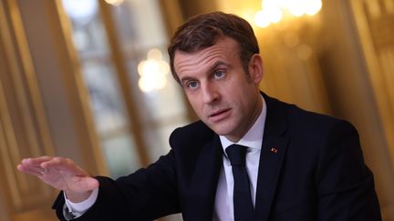 Le président de la République, Emmanuel Macron, face aux lecteurs du "Parisien" au Palais de l'Elysée, le 4 janvier 2022. (LP / ARNAUD JOURNOIS / MAXPPP)