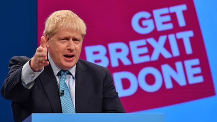 Le Premier ministre britannique prononce un discours lors de la conférence annuelle du Parti conservateur, le 2 octobre 2019, à Manchester. (BEN STANSALL / AFP)