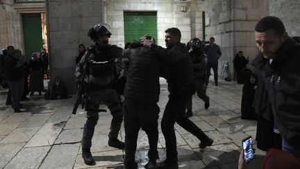 La police israélienne arrête un fidèle dans l'enceinte de la mosquée Al-Aqsa, à Jérusalem, le 5 avril 2023. (MAHMOUD ILLEAN / AP / SIPA)