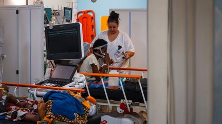 Un patient reçoit des soins médicaux à l'hôpital central de Mayotte, à Mamoudzou, le 18 décembre 2024. Le centre hospitalier a subi d'importants dégâts pendant le passage du cyclone, compliquant grandement le travail des soignants. (DIMITAR DILKOFF / AFP)