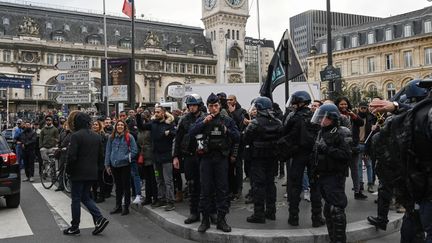 Les CRS mobilisés à la gare de Lyon, le 23 décembre 2019 à Paris, après que des manifestants ont fait irruption dans la station de métro située sous la gare. (DOMINIQUE FAGET / AFP)