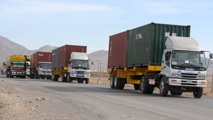 Des camions de ravitaillement de l'Otan pr&egrave;s de la ville de Quetta au Pakistan, le 20 novembre.&nbsp; (BANARAS KHAN/AFP)