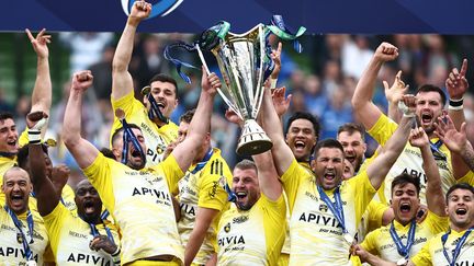 Les joueurs du Stade Rochelais célèbrent leur victoire contre Leinster, lors de la Champions Cup 2023. (ANNE-CHRISTINE POUJOULAT / AFP)