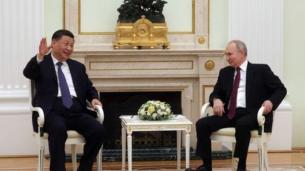 Le président chinois Xi Jinping (G) et le président russe Vladimir Poutine (D), le 20 mars 2023 au Kremlin. (SERGEI KARPUKHIN / SPUTNIK)