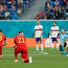 Les footballeurs belges posent un genou au sol contre le racisme avant le match contre la Russie, à Saint-Pétersbourg, le 12 juin 2021, lors de l'Euro.&nbsp; (ANATOLY MALTSEV / AFP)