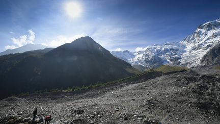 Le glacier du Belv&eacute;d&egrave;re, dans les Alpes, pris en photo le 26 septembre 2015, a perdu 3,1 m&egrave;tres de hauteur en six mois &agrave; cause du r&eacute;chauffement plan&eacute;taire. (OLIVIER MORIN / AFP)