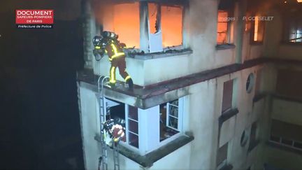 L'intervention des pompiers de Paris, pendant l'incendie d'un immeuble du 16e arrondissement de Paris, le 5 février 2019. (P.GOSSELET / BSPP)