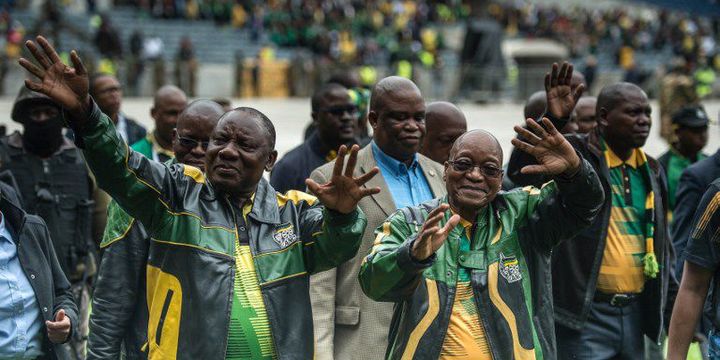 Cyril Ramaphosa (à gauche), le vice-président sud-africain, à un meeting avec le président Jacob Zuma au 105e anniversaire de l'ANC, en janvier 2017. (MUJAHID SAFODIEN / AFP)