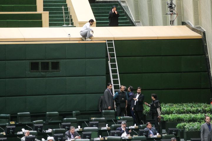 Des policiers interviennent dans le Parlement iranien, mercredi 7 juin 2017, en pleine séance des députés. (CHAVOSH HOMAVANDI / AFP)