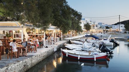 Dans les îles Cyclades de Grèce, les touristes sont particulièrement frillants&nbsp;des restaurants du port de Pollonia à Milos.&nbsp; (STUART BLACK / ROBERT HARDING HERITAGE / AFP)