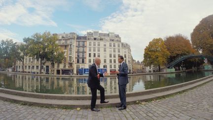 Fran&ccedil;ois Lenglet et l'&eacute;conomiste Hakim El Karoui. Paris, octobre 2015 ( FRANCE 2 / FRANCE TV INFO )