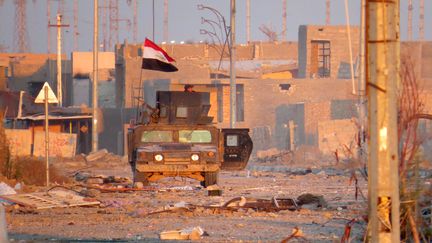 Un véhicule des forces irakiennes antiterroristes circule dans une rue de Ramadi, le 25 décembre 2015. (THOMAS SAMSON / AFP)