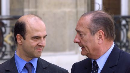 Pierre Moscovici (G), ministre des Affaires europ&eacute;ennes, et Jacques Chirac, pr&eacute;sident de la R&eacute;publique,&nbsp;le 27 juillet 1999, &agrave; l'Elys&eacute;e. (GEORGES GOBET / AFP)