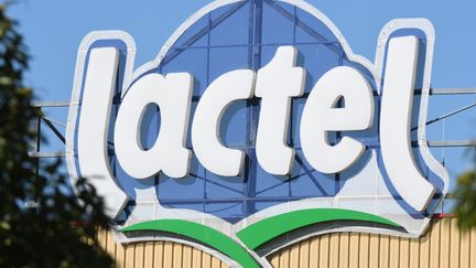 La façade d'entrée de l'usine Lactalis à Changé (Mayenne), le 22 août 2016. (JEAN-FRANCOIS MONIER / AFP)