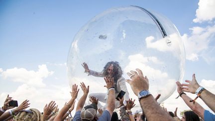 Wayne Coyne, le chanteur du groupe Flaming Lips, surfe sur le public dans une bulle, le 20 septembre 2019, à Louisville (Kentucky, Etats-Unis). (AMY HARRIS / AP / SIPA)