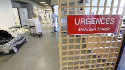 Les revendications des m&eacute;decins urgentistes (ici, &agrave; l'h&ocirc;pital Saint-Antoine, &agrave; Paris)&nbsp;portent sur le temps de travail et la revalorisation des gardes. (MEHDI FEDOUACH / AFP)