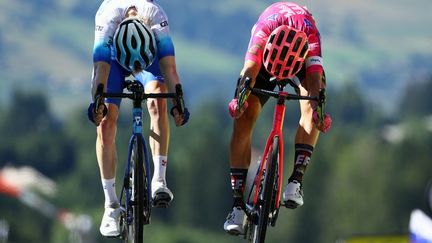 Nick Schultz et Magnus Cort Nielsen lors d'un sprint, pendant le Tour de France le 12 juillet 2022. (DAVID PINTENS / BELGA MAG)