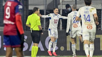 Kévin Gameiro célèbre son but sur la pelouse de Clermont, le 19 janvier 2022. (THIERRY ZOCCOLAN / AFP)