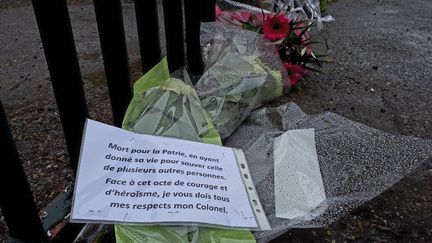 Des fleurs déposées devant la gendarmerie de Carcassonne samedi 24 mars en hommage au lieutenant-colonel Arnaud Beltrame. (BENJAMIN ILLY / RADIO FRANCE)