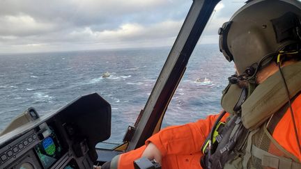 Un hélicoptère canadien recherche des survivants d'un naufrage d'un navire espagnol, le 15 février 2022 au large de Terre-Neuve. (ROYAL CANADIAN AIR FORCE / AFP)