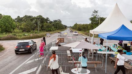 Barrage à Kourou (Guyane) le 25 mars 2017. (JODY AMIET / AFP)