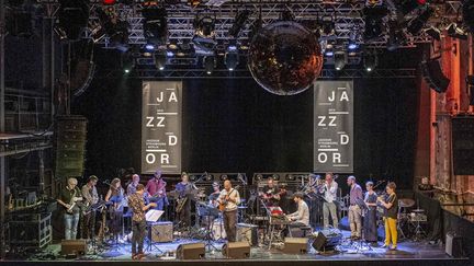 L'Orchestre national de Jazz (direction : Frédéric Maurin) le 7 juin 2019 en concert au festival Jazzdor Strasbourg-Berlin, avec entre autres Pierre Durand à la guitare, Bruno Ruder aux claviers... et en invité spécial le saxophoniste américain Tim Berne (tout à gauche en tee-shirt noir) (Patrick Lambin)