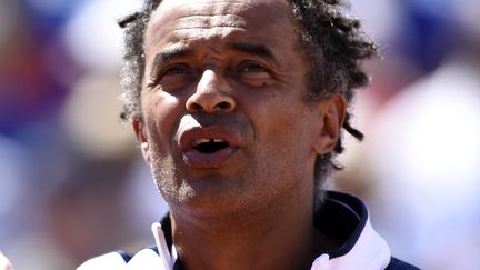 Yannick Noah, capitale de l'équipe de France de tennis, au stade Velodrome de&nbsp;Baie-Mahault (Guadeloupe), le 5 mars 2016. (MIGUEL MEDINA / AFP)