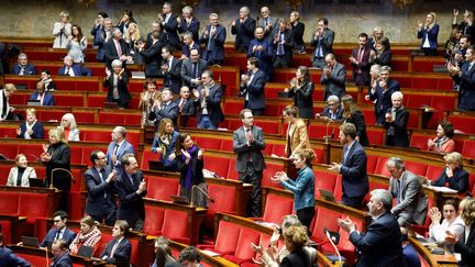 La présidente du groupe "Renaissance" à l'Assemblée nationale Aurore Bergé (en gilet beige), applaudie par les membres de la majorité, lors des débats autour de la réforme des retraites, le 16 février 2023. (Ludovic MARIN / AFP)