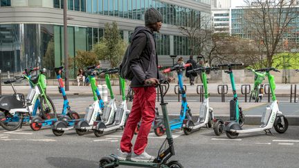 Les Parisiens se prononcent le 2 avril par votation pour ou contre le maintien des trottinettes dans la capitale. (BRUNO LEVESQUE / MAXPPP)