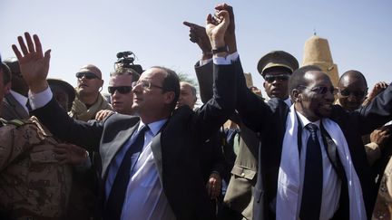 Fran&ccedil;ois Hollande et&nbsp;Dioncounda Traor&eacute;, lors de la visite du chef de l'Etat &agrave; Bamako (Mali), le 2 f&eacute;vrier 2013.&nbsp; (FRED DUFOUR / AFP)