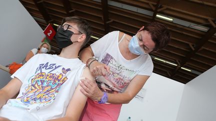 Un adolescent se fait vacciner, le 22 juillet 2021.&nbsp; (JEAN-FRAN?OIS FREY / MAXPPP)