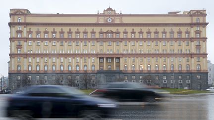 Des voitures passent devant le siège&nbsp;du FSB, à Moscou, le 10 novembre 2015. (SERGEI KARPUKHIN / REUTERS)