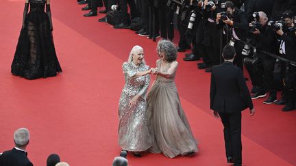 Tapis rouge rime également avec piste de danse pour les actrices Helen Mirren ("The Queen") et Andie MacDowell ("Quatre mariages et un enterrement"). (GARETH CATTERMOLE / GETTY IMAGES EUROPE)