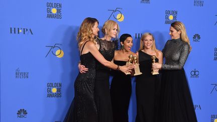 Les actrices Laura Dern, Nicole Kidman, Zoe Kravitz, Reese Witherspoon et Shailene Woodley aux Golden Globes, à Bervely Hills (Californie, Etats-Unis), le 7 janvier 2018. (FREDERIC J. BROWN / AFP)