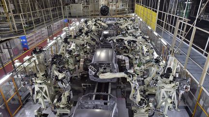 Un assemblage d'une automobile effectu&eacute; par des robots dans l'usine Toyota &agrave; A&iuml;chi (Japon), le 4 d&eacute;cembre 2014. (KAZUHIRO NOGI / AFP)