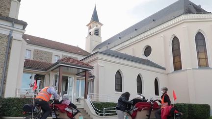 Dans la chronique "Une idée pour la France", les équipes du Journal de 13 Heures vous font découvrir des initiatives populaires à travers la France. Jeudi 18 novembre, reportage sur des triporteurs dédiés aux séniors, dans les Yvelines. (FRANCE 2)