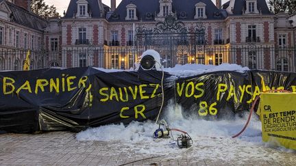 Un action coup de poing d'agriculteurs devant la préfecture de Poitiers (Vienne), le 10 octobre 2024. (LUC AUFFRET / ANADOLU / AFP)