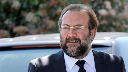 G&eacute;rard Dalongeville, ancien maire PS de H&eacute;nin-Beaumont, au tribunal de B&eacute;thune (Pas-de-Calais), le 27 mai 2013, pour l'ouverture de son proc&egrave;s pour d&eacute;tournement de fonds publics. (DENIS CHARLET / AFP)