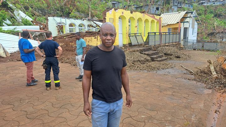 Marib Hanaffi, le maire d'Acoua à Mayotte, fait le tour des écoles pour évaluer les dégâts après le passage du cyclone Chido. (GILLES GALLINARO / RADIO FRANCE)