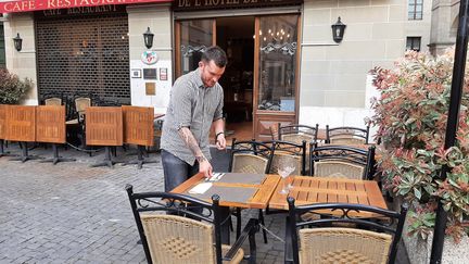 Vincent Gloser, le patron de la brasserie de l’Hôtel de ville, à Genève (Suisse), se dit prêt a rouvrir sa terrasse, lundi 19 avril 2021. (ALAIN GASTAL / RADIO FRANCE)