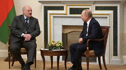 Les présidents biélorusse et russe, Alexandre Loukachenko et Vladimir Poutine, ensemble le 29 septembre 2021, à Saint-Pétersbourg. (KREMLIN PRESS OFFICE/HANDOUT / ANADOLU AGENCY / AFP)